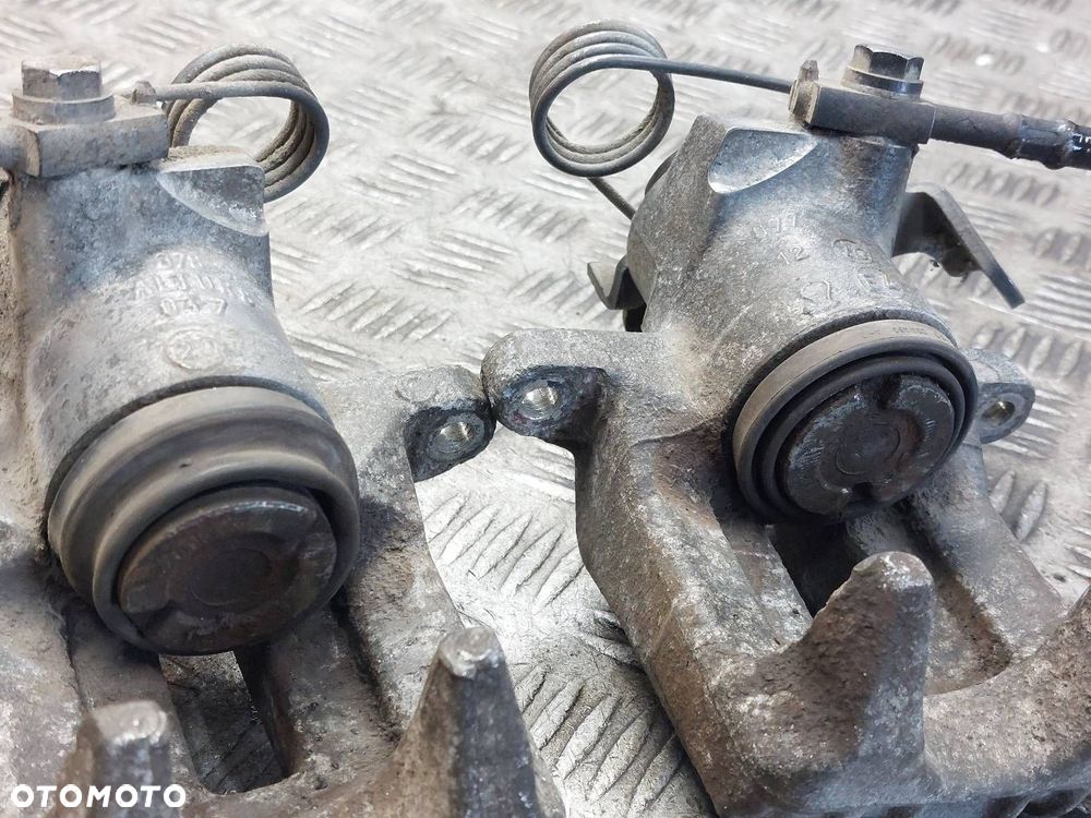 ZACISK HAMULCOWY LEWY TYŁ + PRAWY TYŁ SKODA SUPERB I - 4