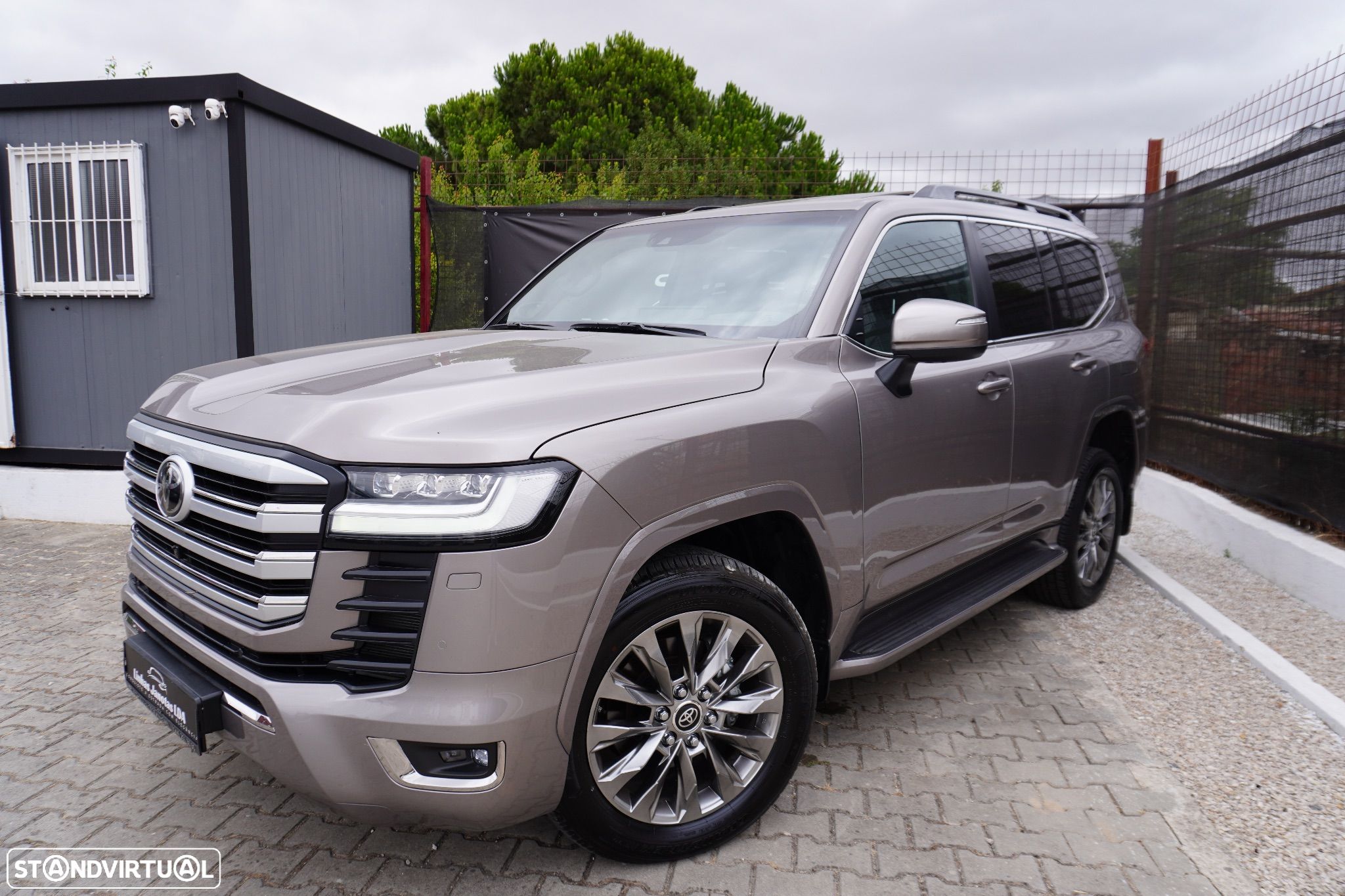 Toyota Land Cruiser - 1