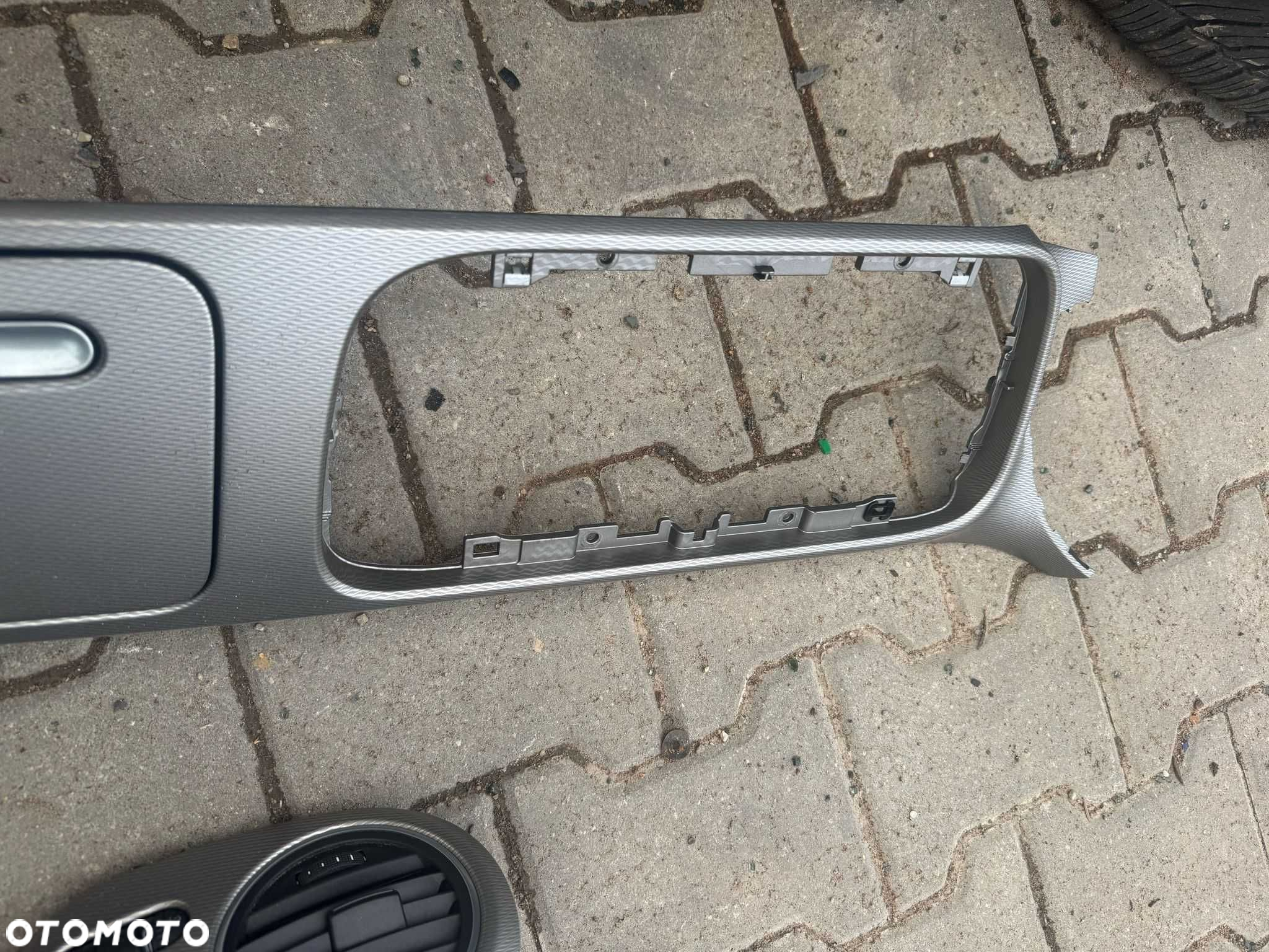 Ramka Dekor konsoli Karbor Volkswagen Beetle po 2011 roku  komplet - 3