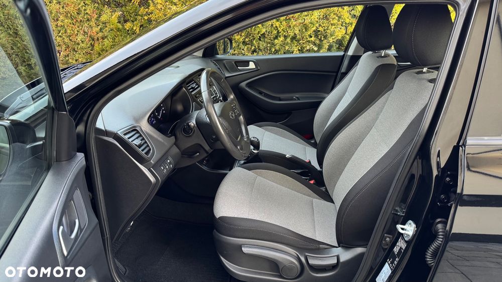 Hyundai i20 blue 1.2 Trend - 22