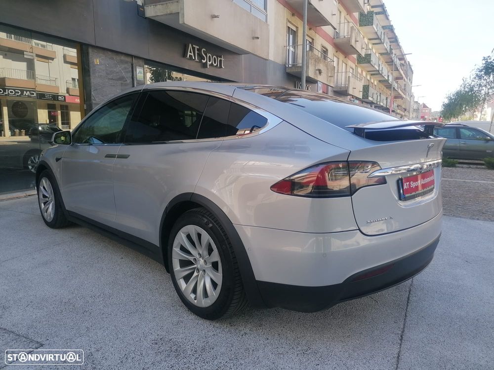 Tesla Model X - 4