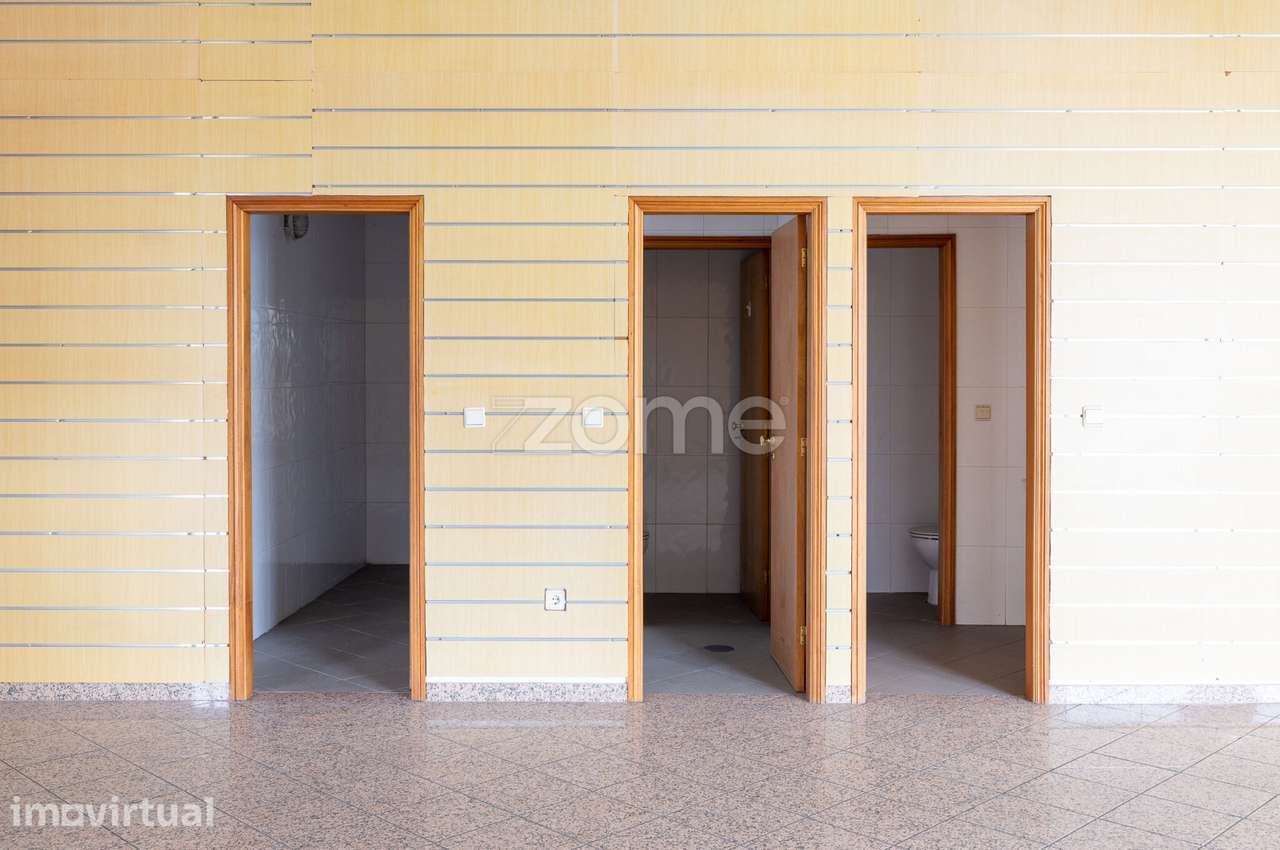 Loja Ampla c/ 2 montras | 3 garagens fechadas - Águas Santas | Maia - Grande imagem: 4/15