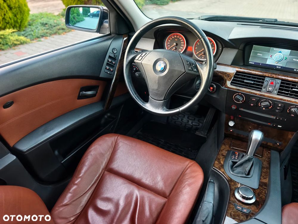 BMW Seria 5 525i Touring - 13