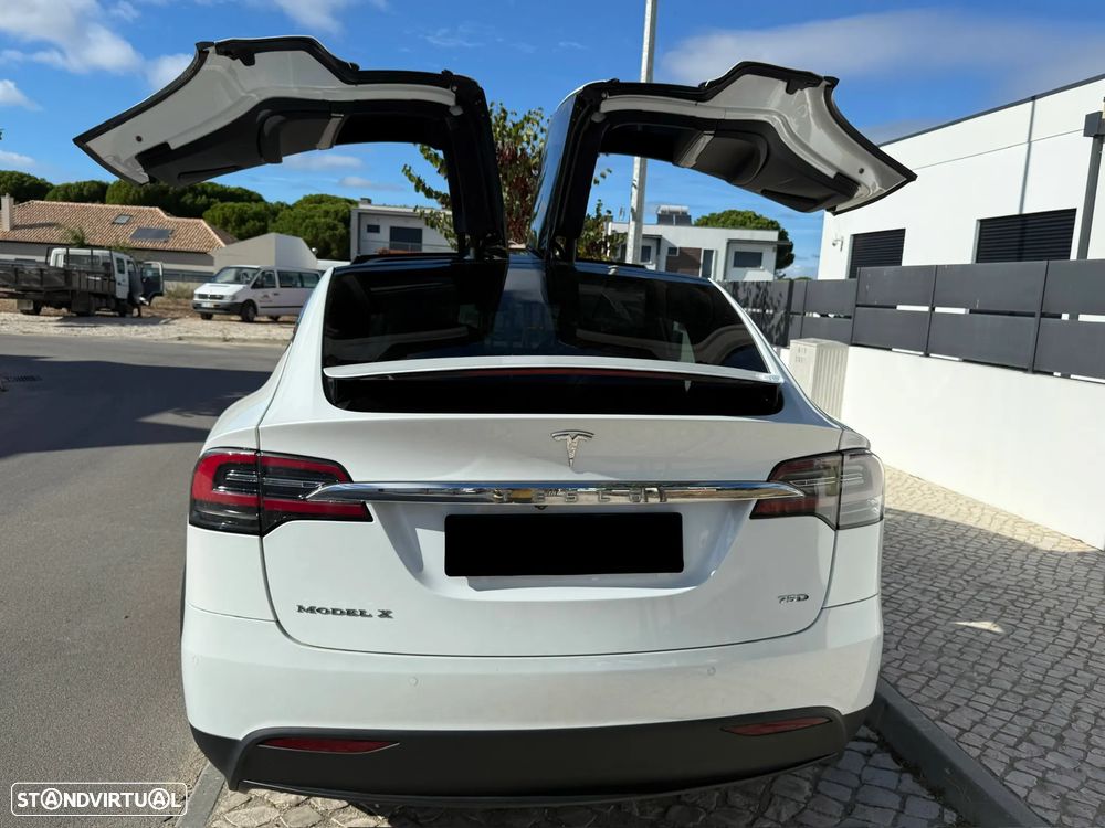 Tesla Model X - 10