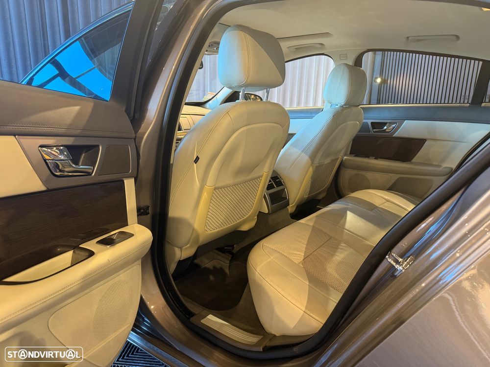 Jaguar XF 4.2 V8 Premium Luxury - 22