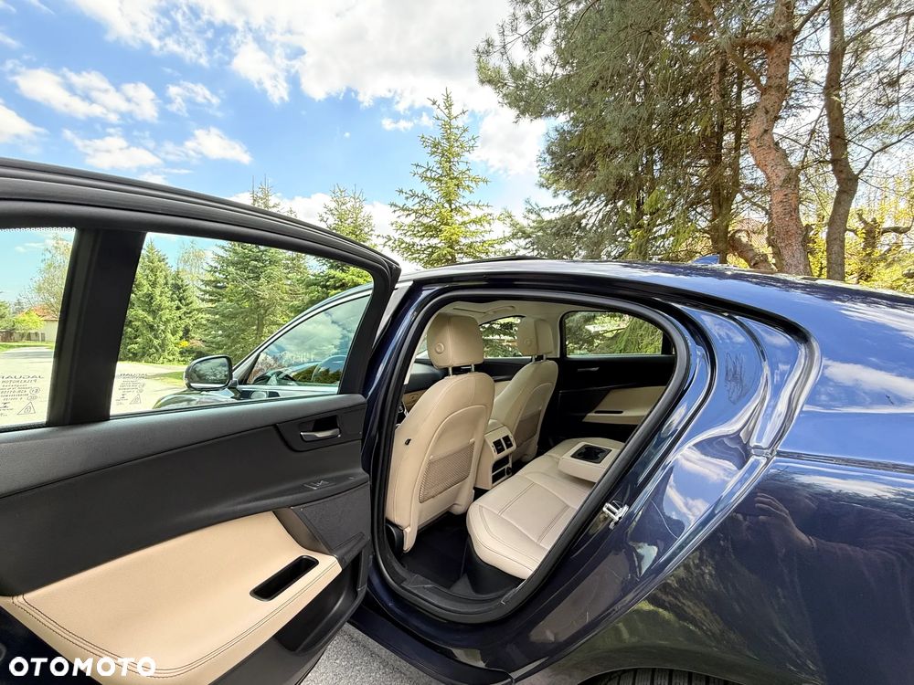 Jaguar XE 20d Prestige - 22