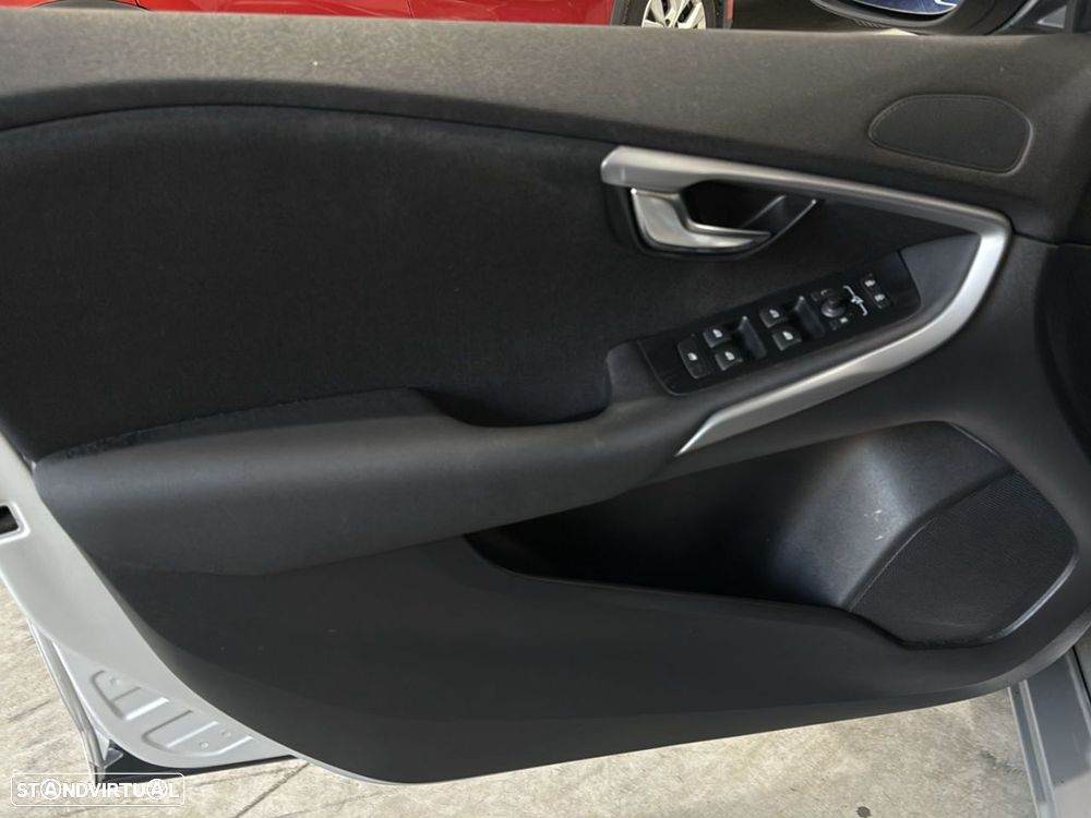 Volvo V40 2.0 D3 Momentum - 20