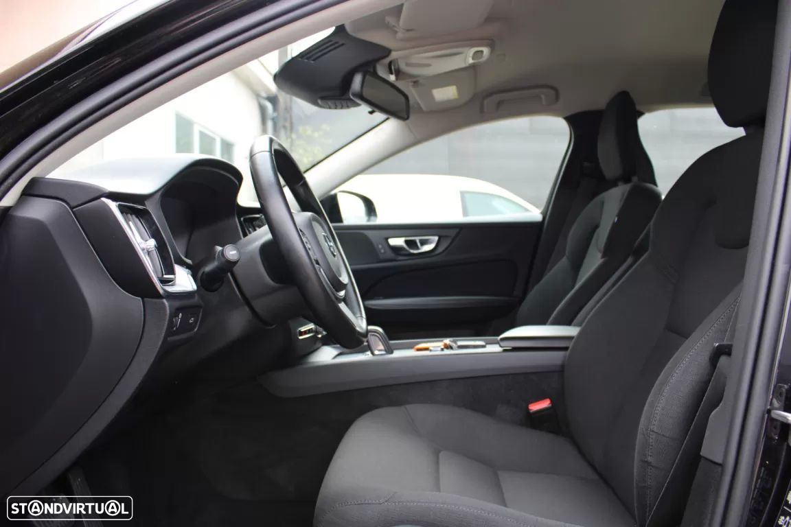 Volvo V60 2.0 B4 Momentum Core Geartronic - 16
