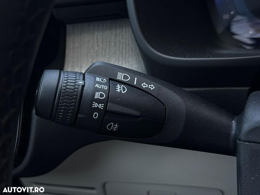 Volvo XC 40 B4 AT FWD MHEV Plus Dark - 32