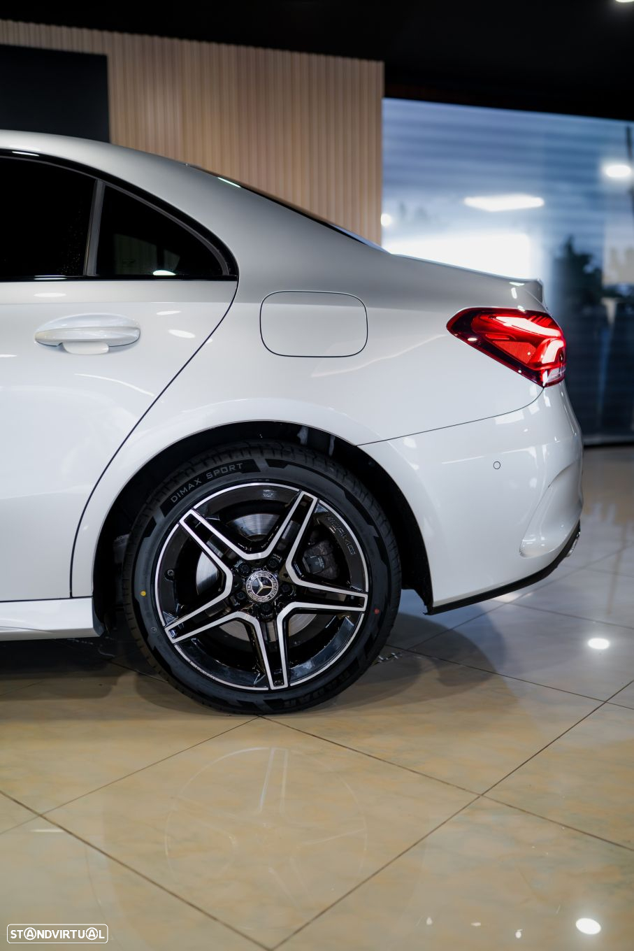 Mercedes-Benz A 250 Limousine e AMG Line - 14