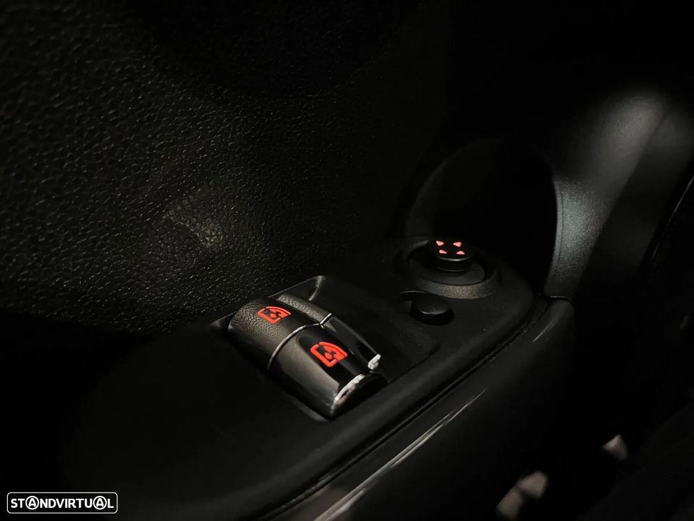 MINI 3 Portas One D - 23