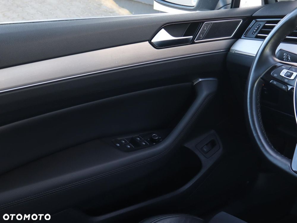 Volkswagen Passat - 14