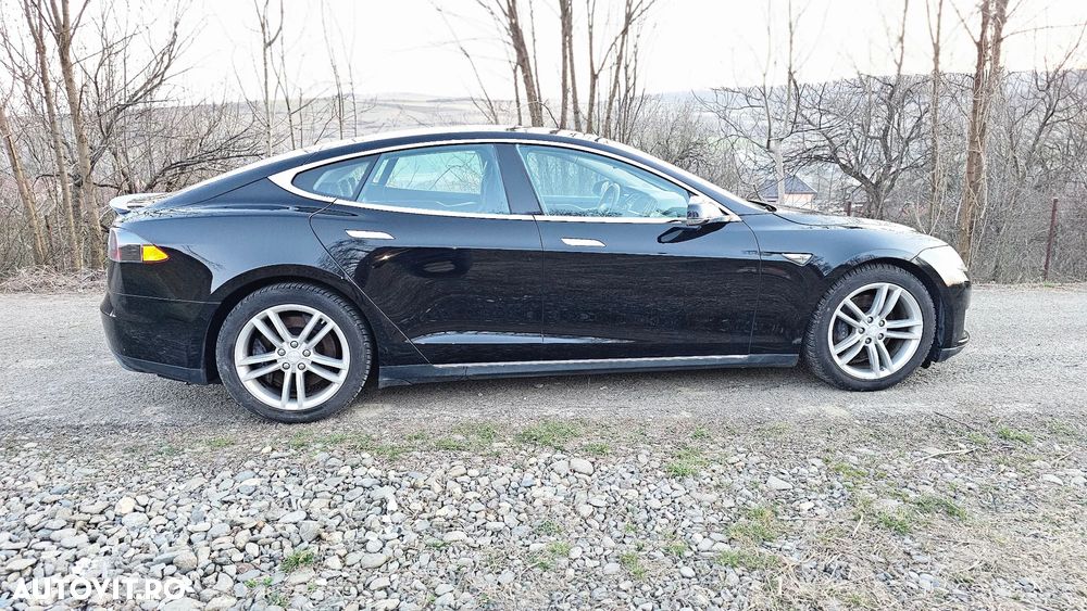 Tesla Model S - 8