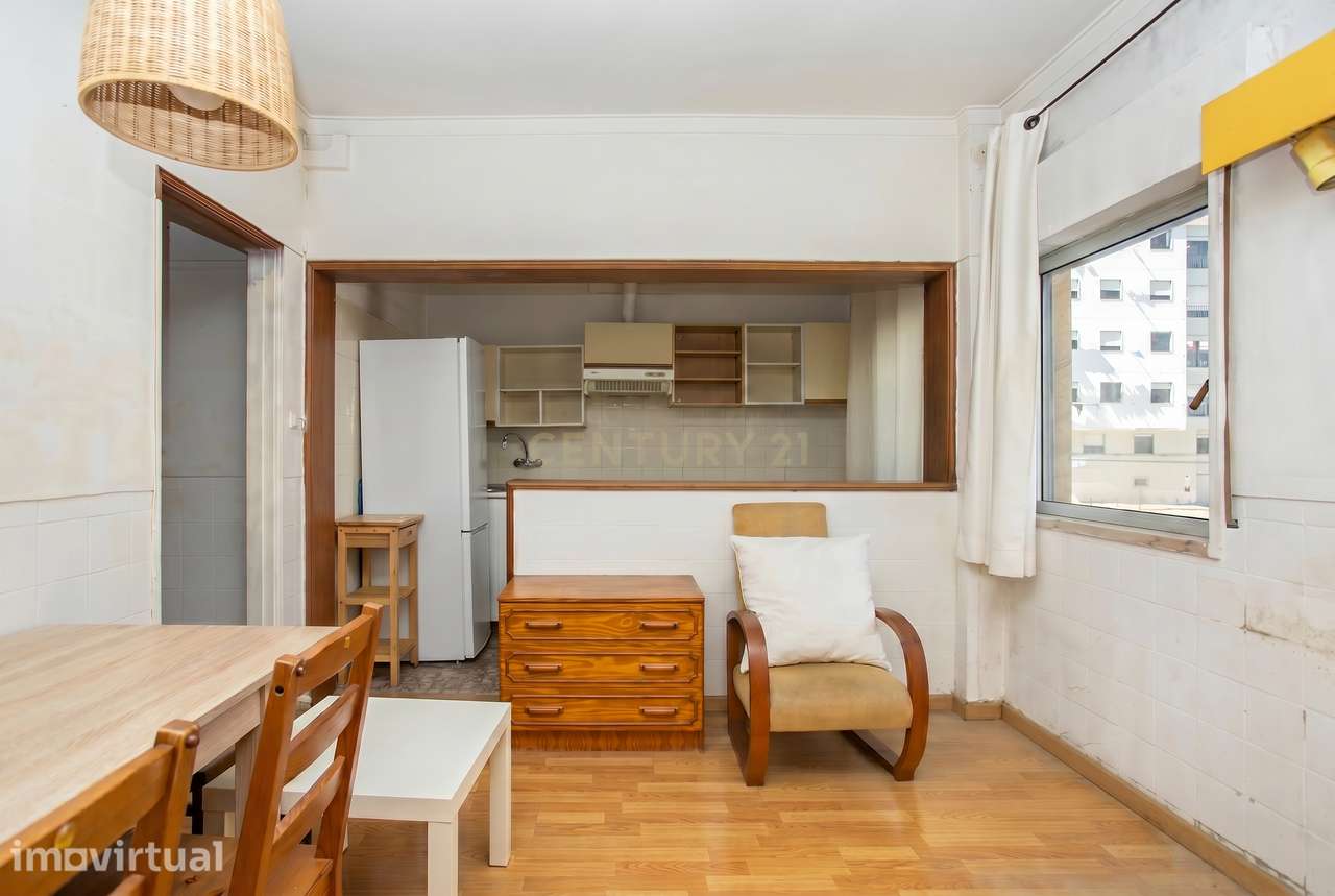 T2 com Excelente Potencial de Investimento na Arrentela, Seixal - Grande imagem: 3/21