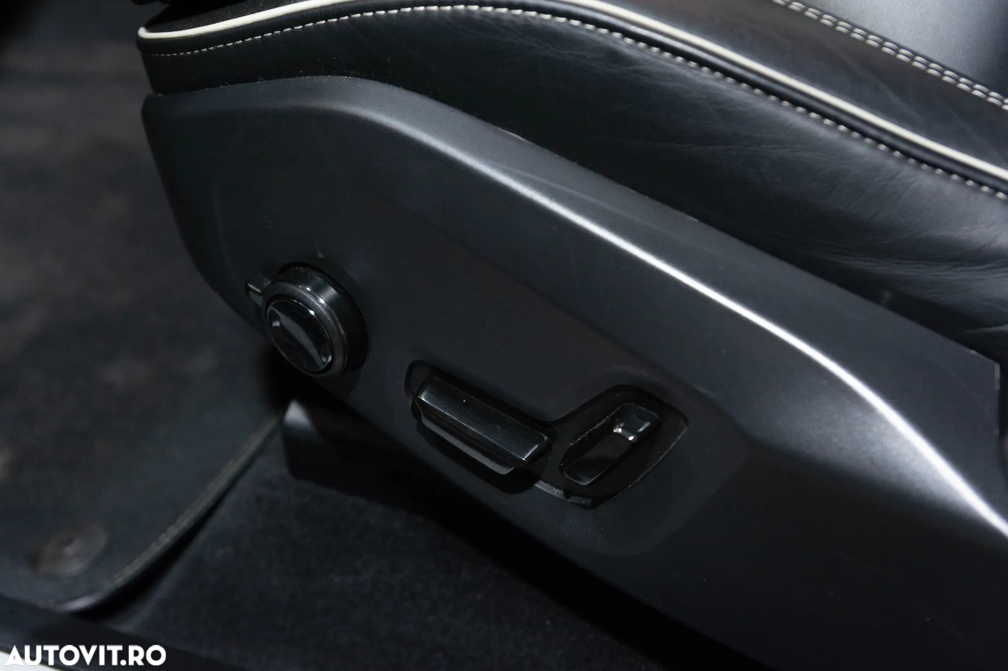Volvo XC 60 B4 MHEV AT FWD Plus Dark - 15