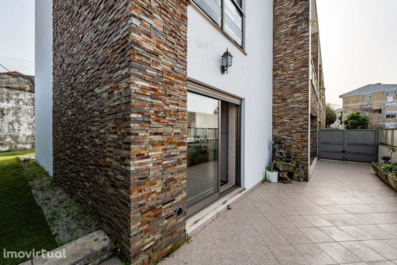 Moradia T3 de três frentes em Valbom – Espaço, conforto e box para 4 c - Grande imagem: 3/35