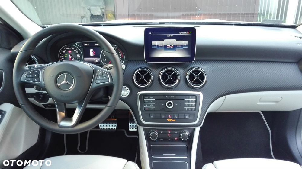 Mercedes-Benz GLA 200 7G-DCT - 7