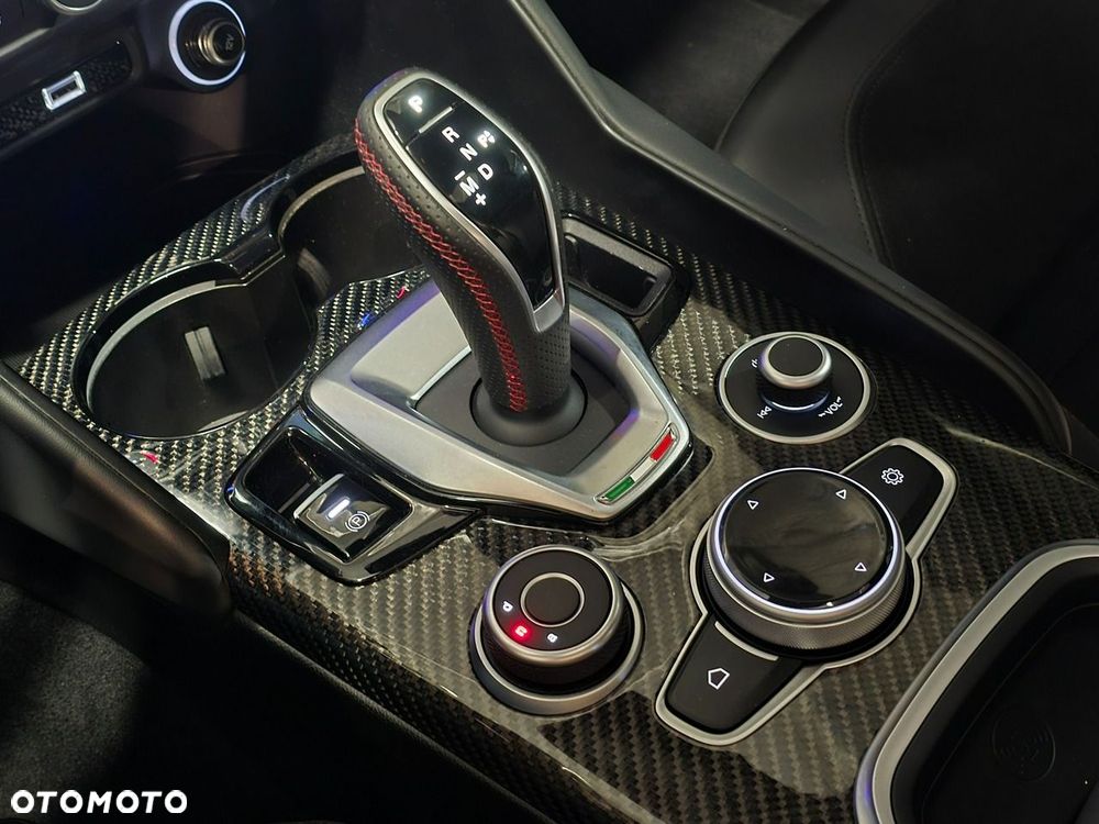 Alfa Romeo Giulia 2.0 Turbo 16V AT8-Q4 Estrema - 25