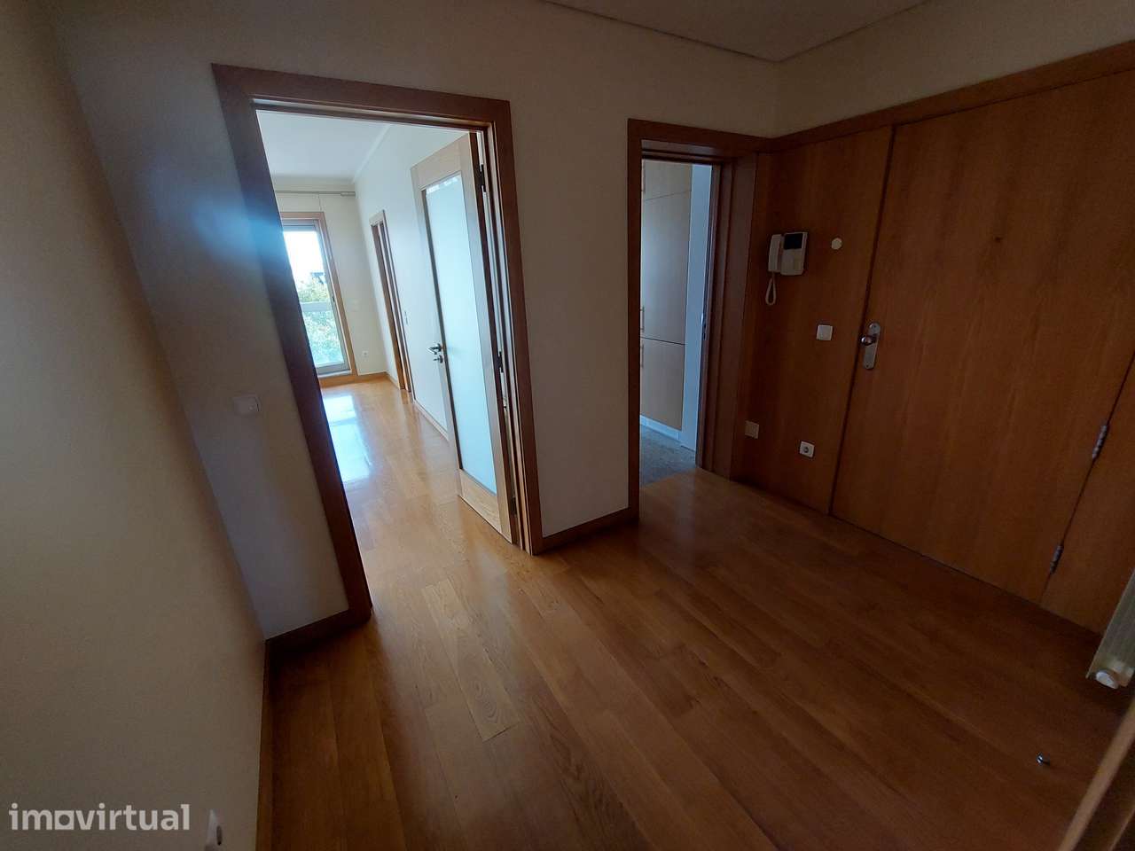 Arrendo apartamento T2, 110M 2WC com BOX p/ 2 Carros - Grande imagem: 4/21