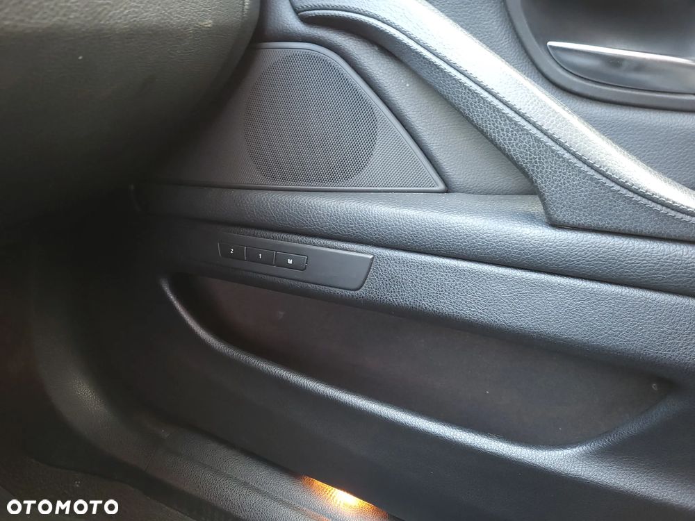 BMW Seria 5 528i - 28