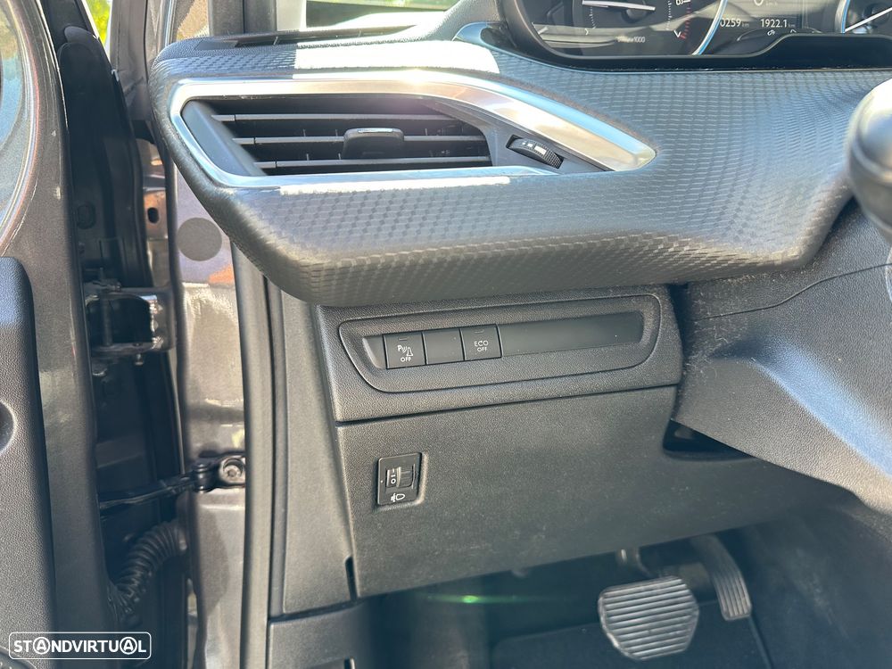 Peugeot 2008 1.2 PureTech Allure EAT6 - 23