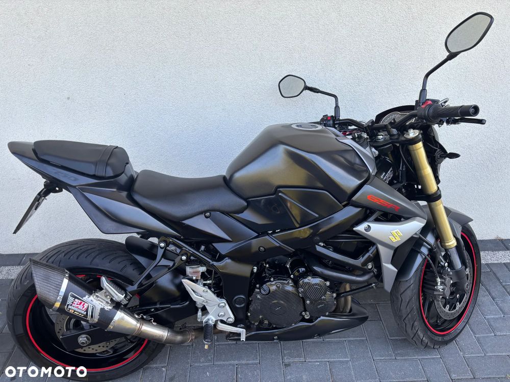 Suzuki GSR - 11