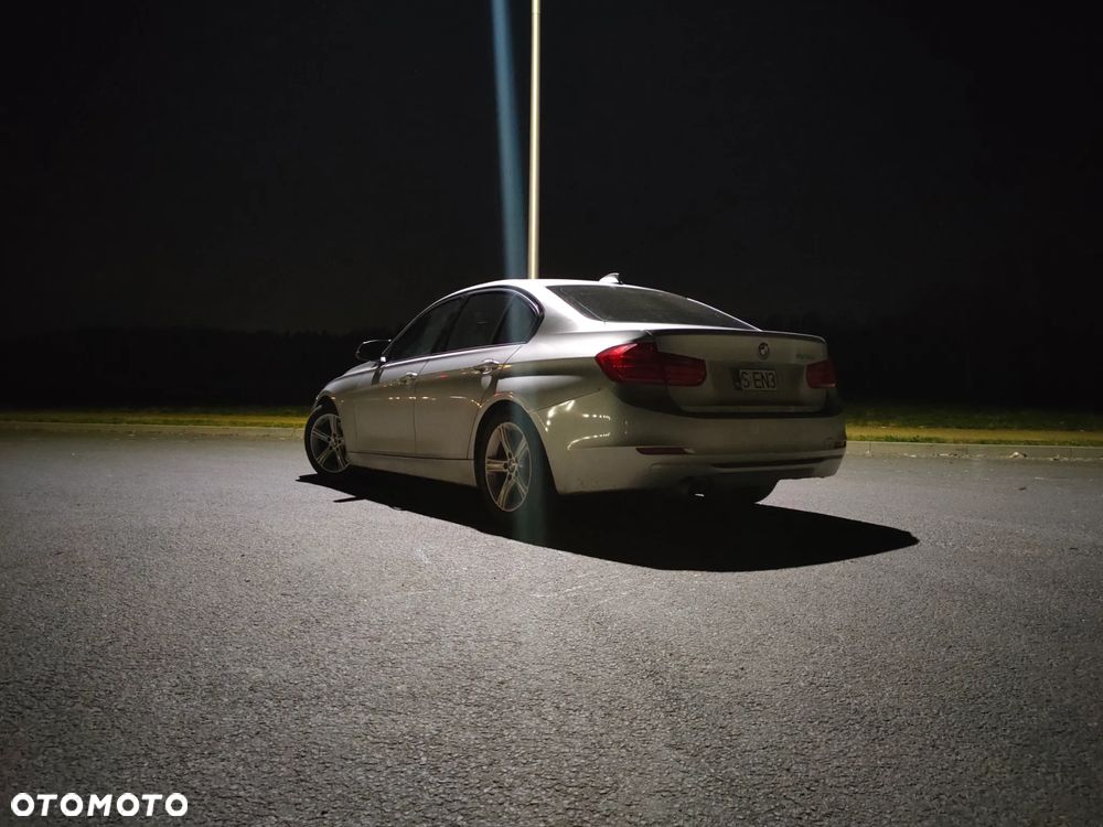 BMW Seria 3 328i Sport Line - 11