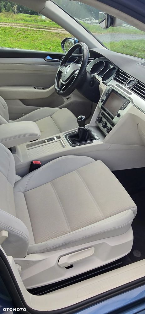 Volkswagen Passat 2.0 TDI SCR Comfortline - 16