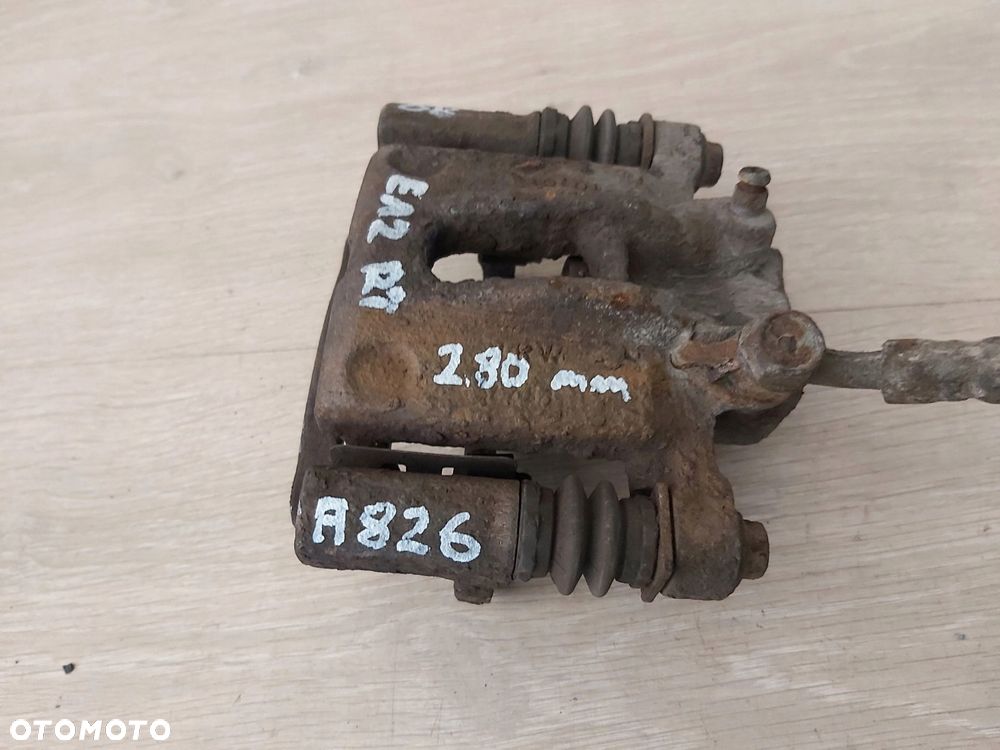 Toyota Corolla E12 zacisk jarzmo tył prawy TRW 275mm - 3