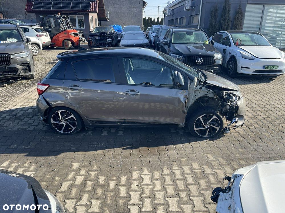 Toyota Yaris Hybrid 100 Selection Pure - 4