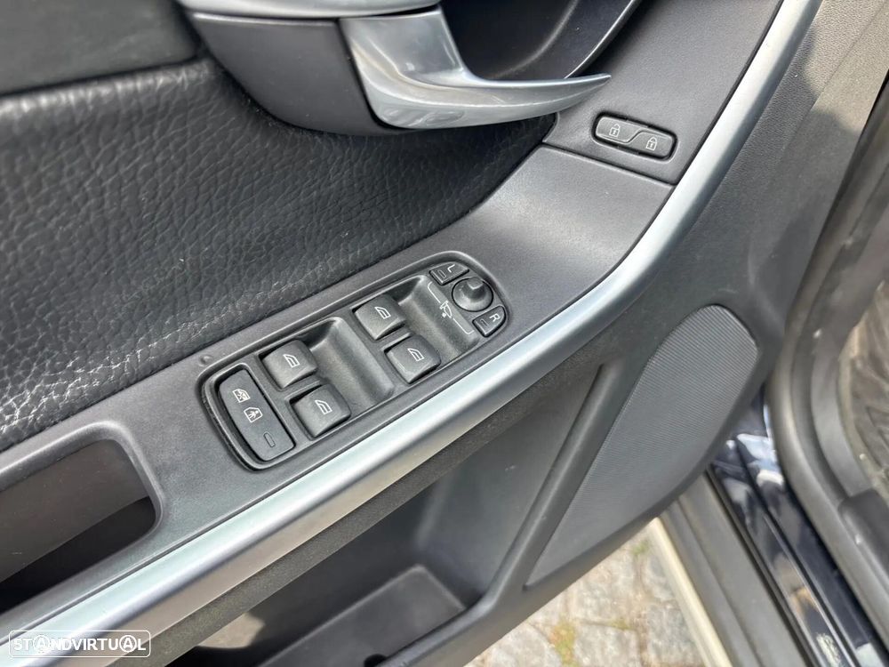 Volvo XC 60 2.4 D Drive Momentum - 17