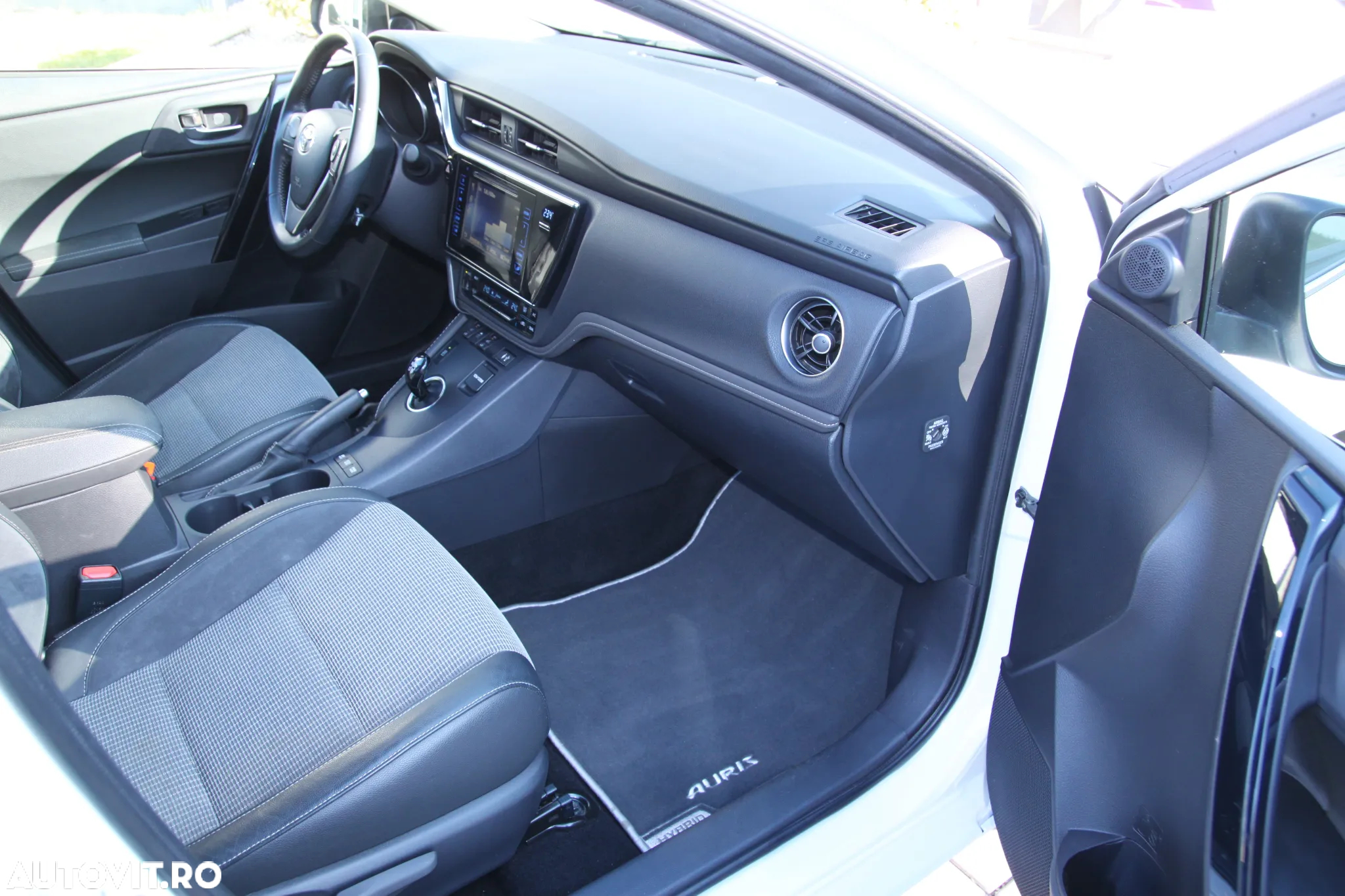 Toyota Auris 1.8 L VVT-i HSD Sol + - 25