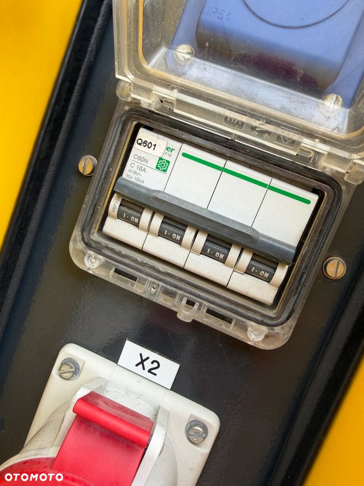 Atlas Copco QES 9 Agregat Prądotwórczy Generator prądu Wyciszony.  2018 rok. Silnik KUBOTA 3 cylindry. Agregat do pracy ciągłej. 2 x 400 VOLT oraz 230. Agregat w Bardzo ładnym stanie jak z Salonu. Sprowadzony z Norwegii. Agregat posiada bardzo dużo zabezpieczeń prądowych. Bezpieczna maszyna! Prądnica MECCALTE ECP3 1L4 najlepsza marka światowa! OKAZJA TANIO Profesjonalny przemysłowy sprzęt! Dokumenty inst. obsługi - 25