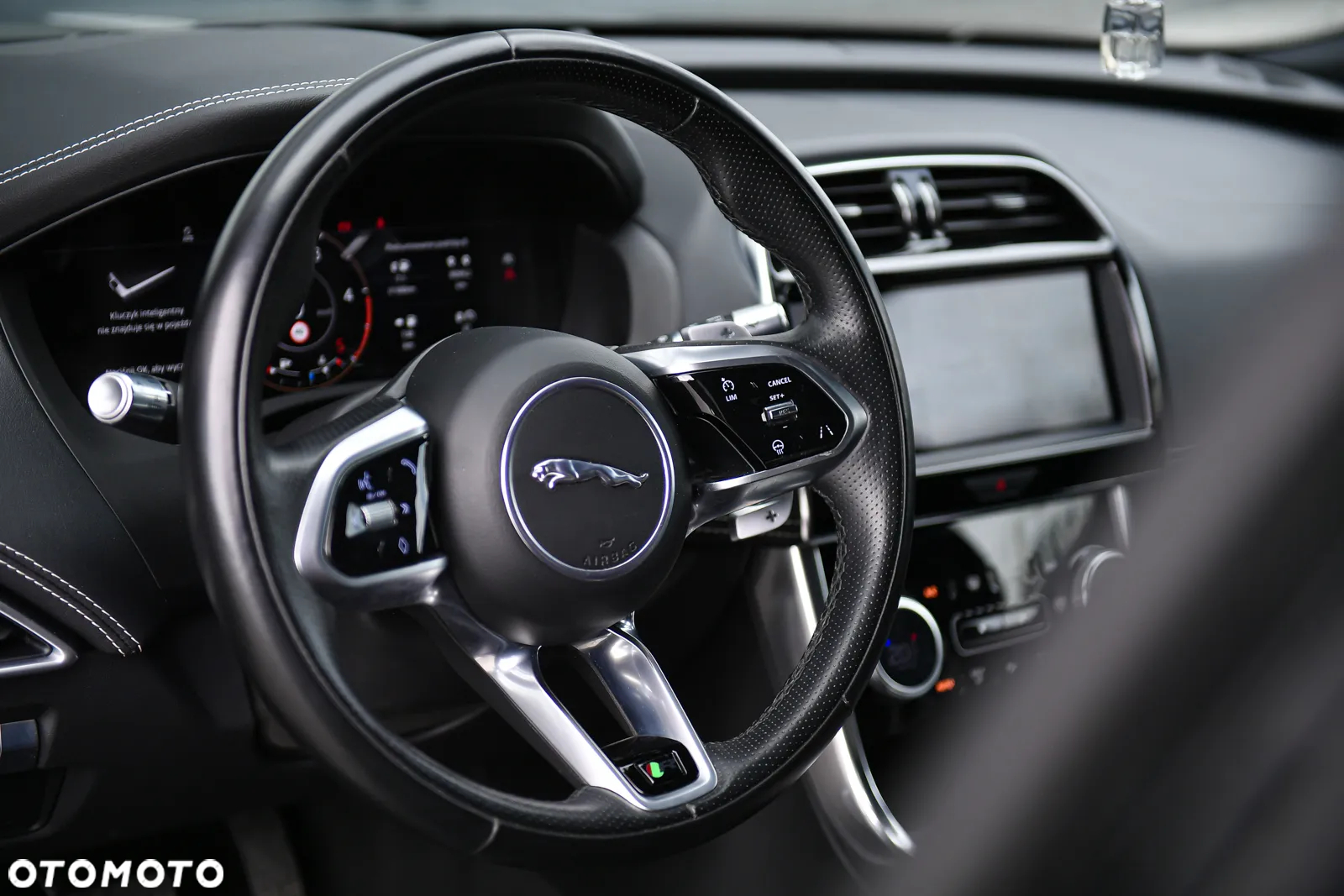 Jaguar XE 2.0 D180 R-Dynamic S - 14