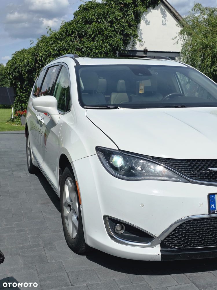 Chrysler Pacifica - 1