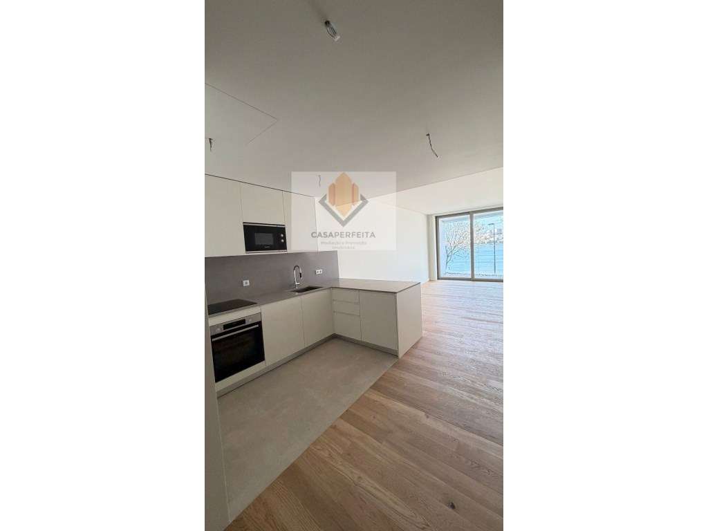 Apartamento T1 com Varanda e Lugar de Garagem - Frente ao Rio Douro - Grande imagem: 2/8
