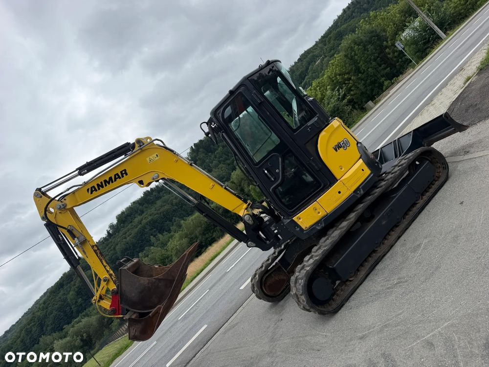 Yanmar VIO50-6A Koparka Gąsienicowa 5 ton jak Nowa z Salonu 2018 rok. 1900 mtg. Szybko-złącze. Łyżka uchylna Hydraulicznie. 3 łyżki Oryginalne skandynawskiego typu. Yanmar silnik 4 cylindry! Maszyna z Norwegii. DEKRA 2026rok AKTUALNA! Dokumentacja! Pompa ON. ani deka luzów i wycieków! OKAZJA Linia Hydr. Plus. Długie ramię PLUS. Oświetlenie LED. Gąski bardzo ładne. Wielka Okazja! Pełne sterowanie z dżojstików!! - 4