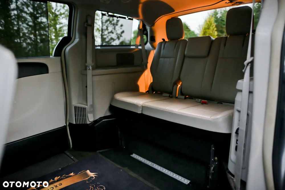 Chrysler Town & Country 3.6 Limited - 11