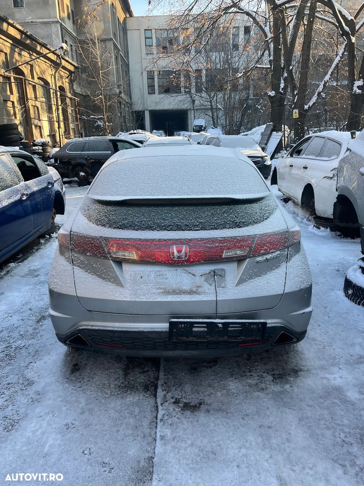 Dezmembrez Honda Civic VIII 2008 gri argintiu 2,2 diesel - 3