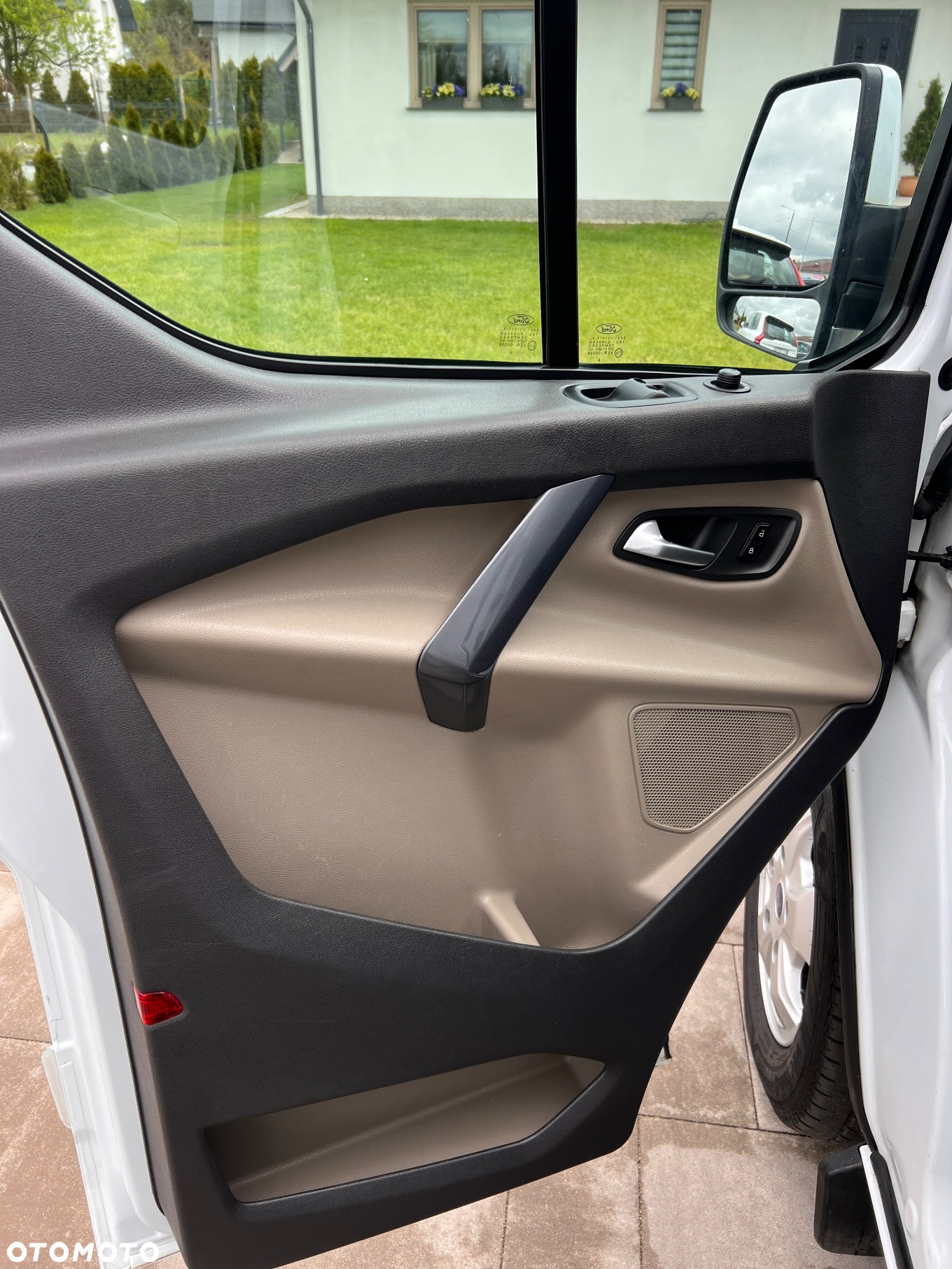 Ford Tourneo Custom 2.0 EcoBlue L1 Titanium - 27
