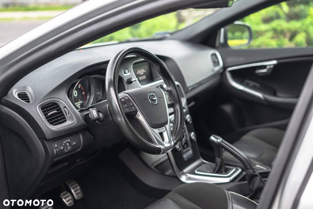 Volvo V40 D2 Drive-E SCR R-Design Momentum - 2