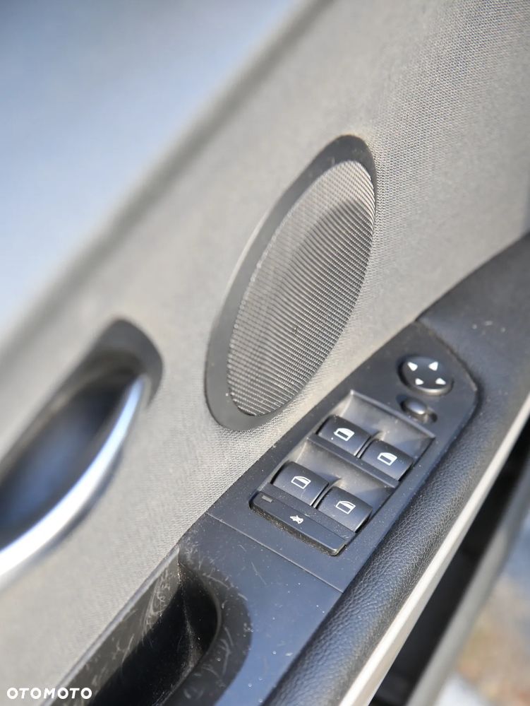 BMW Seria 3 318i Touring - 16