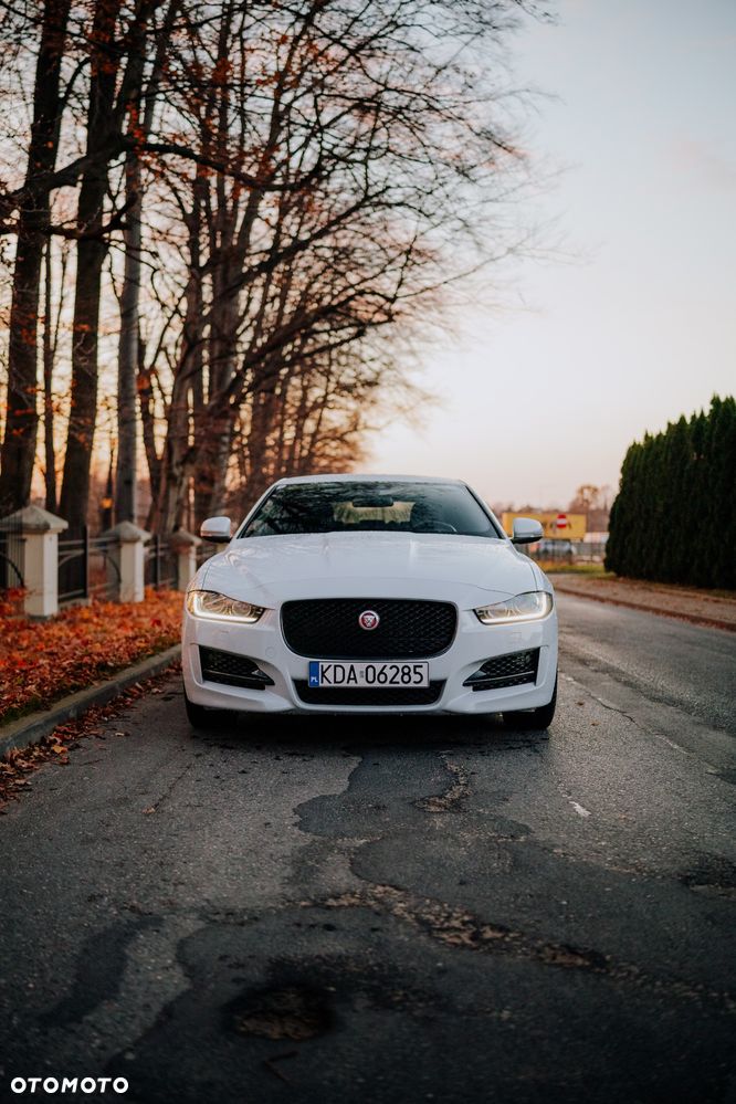 Jaguar XE 2.0 D AWD R-Sport - 3