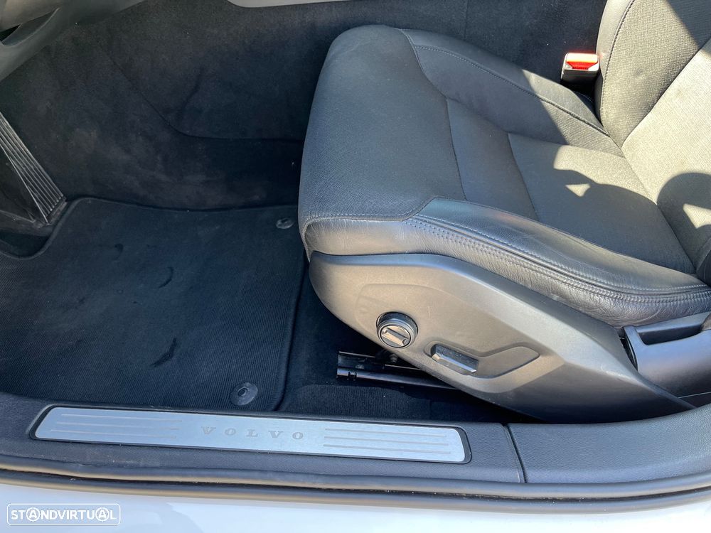 Volvo V60 2.0 D3 Momentum Plus - 25