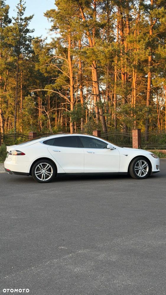 Tesla Model S - 5