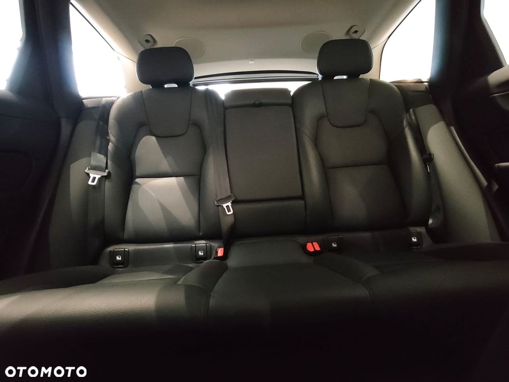 Volvo XC 60 B4 B Plus Dark - 25