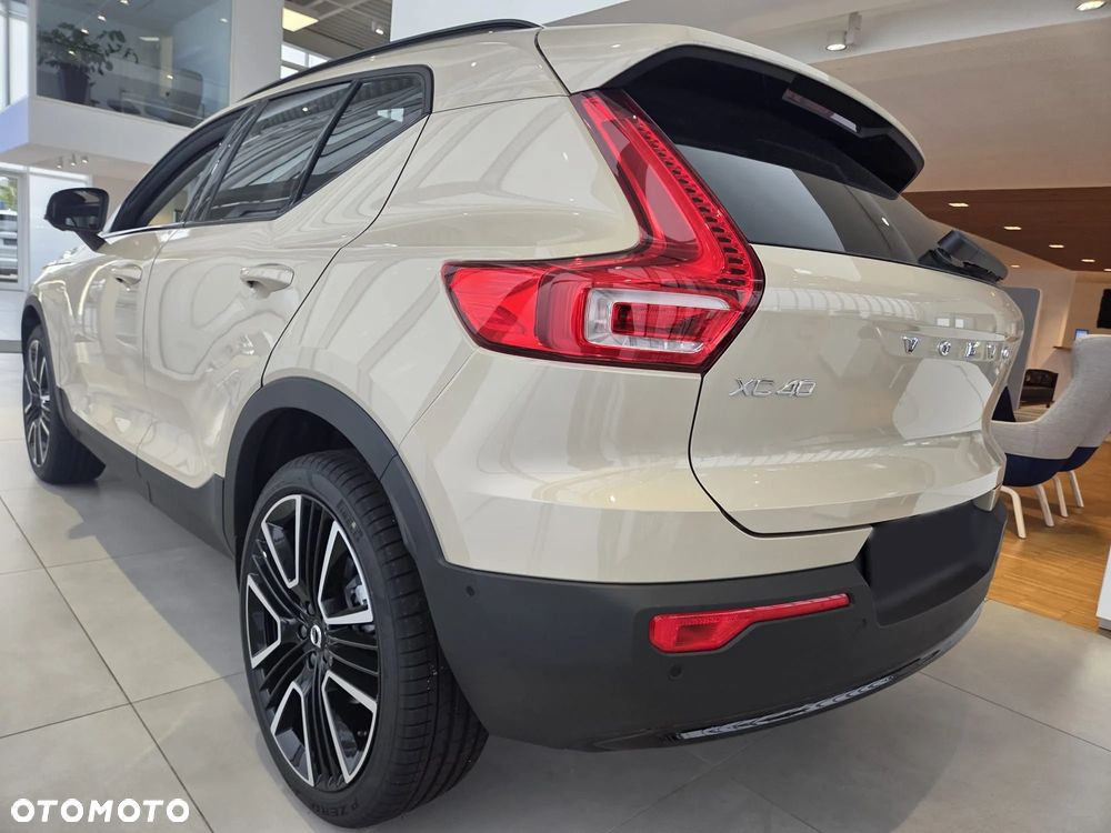 Volvo XC 40 B4 Plus Black Edition - 4