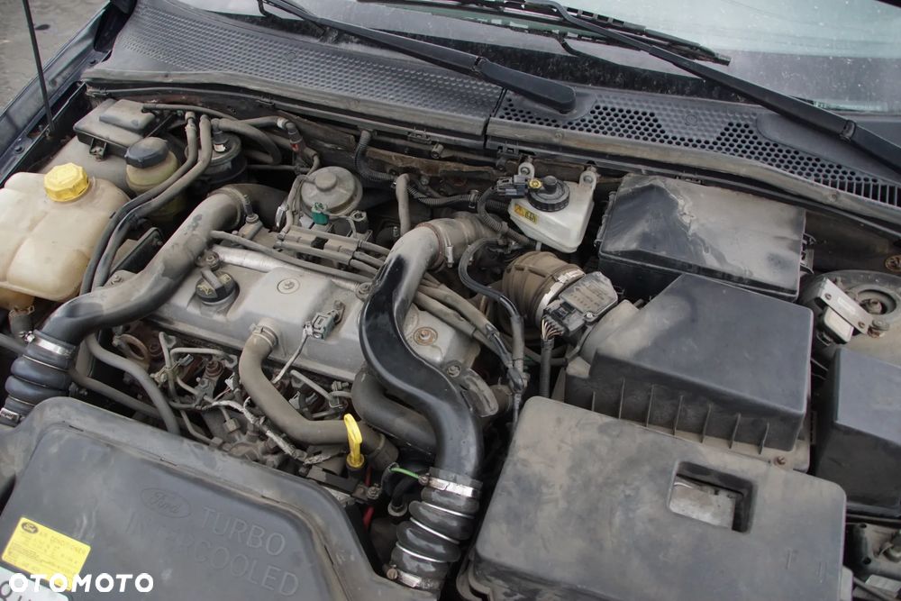Auto na części - Ford Focus MK1 Lift 1.8 TDCI 101 KM FFDA 2S4R-7002-PB Deep Navy 2004R Silnik Skrzynia Drzwi Maska Błotnik Klapa Zderzak Lampa Lusterko Klamka Szyba Deska Kokpit Sterownik Moduł Czujnik Licznik Panel Kierownica - 19