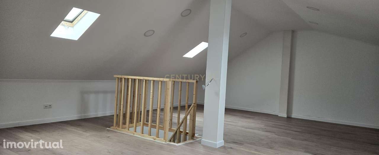 Moradia terrea e germinada T2+1 totalmente remodelada no centro de Sac - Grande imagem: 3/6