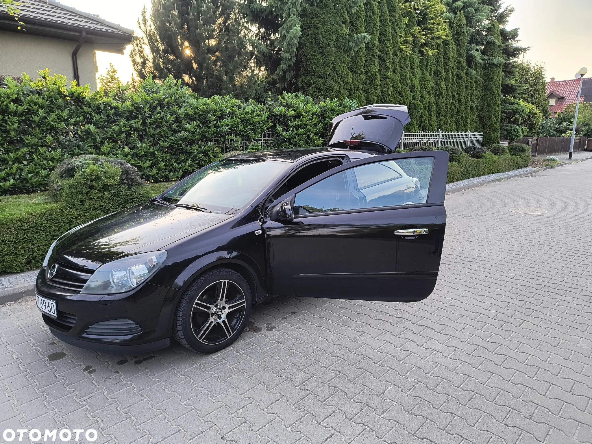 Opel Astra GTC 1.6 Sport - 2
